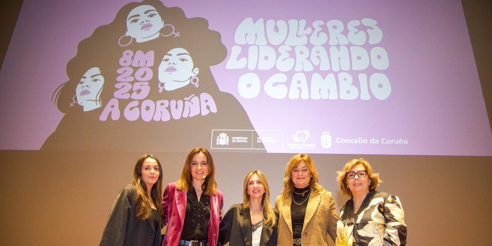 A concelleira de Participación, Benestar e Igualdade Nereida Canosa, no centro, xunto as xornalistas