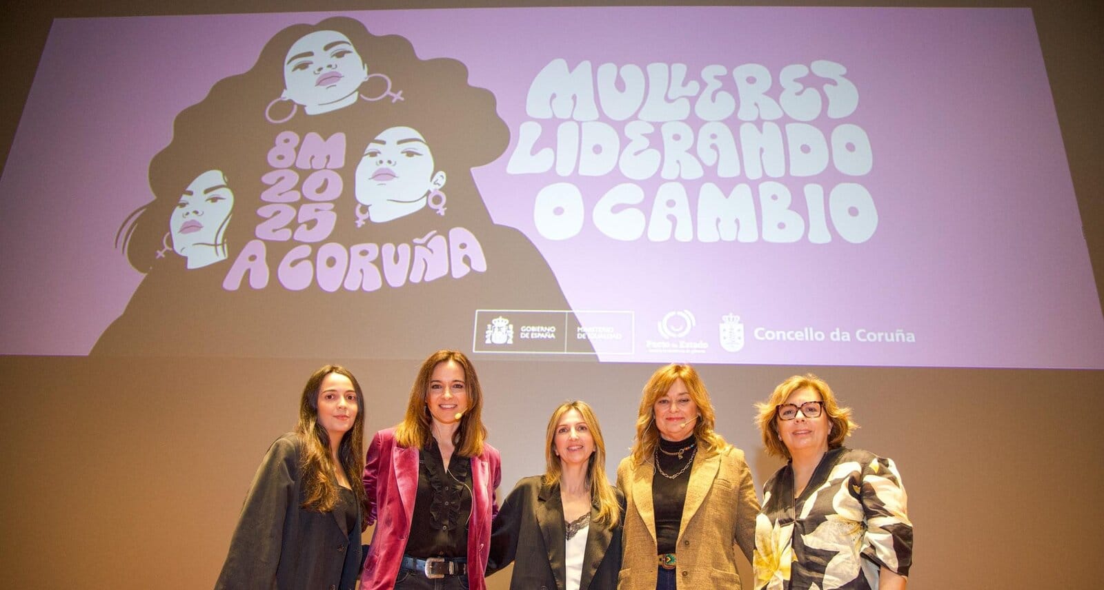 A concelleira de Participación, Benestar e Igualdade Nereida Canosa, no centro, xunto as xornalistas