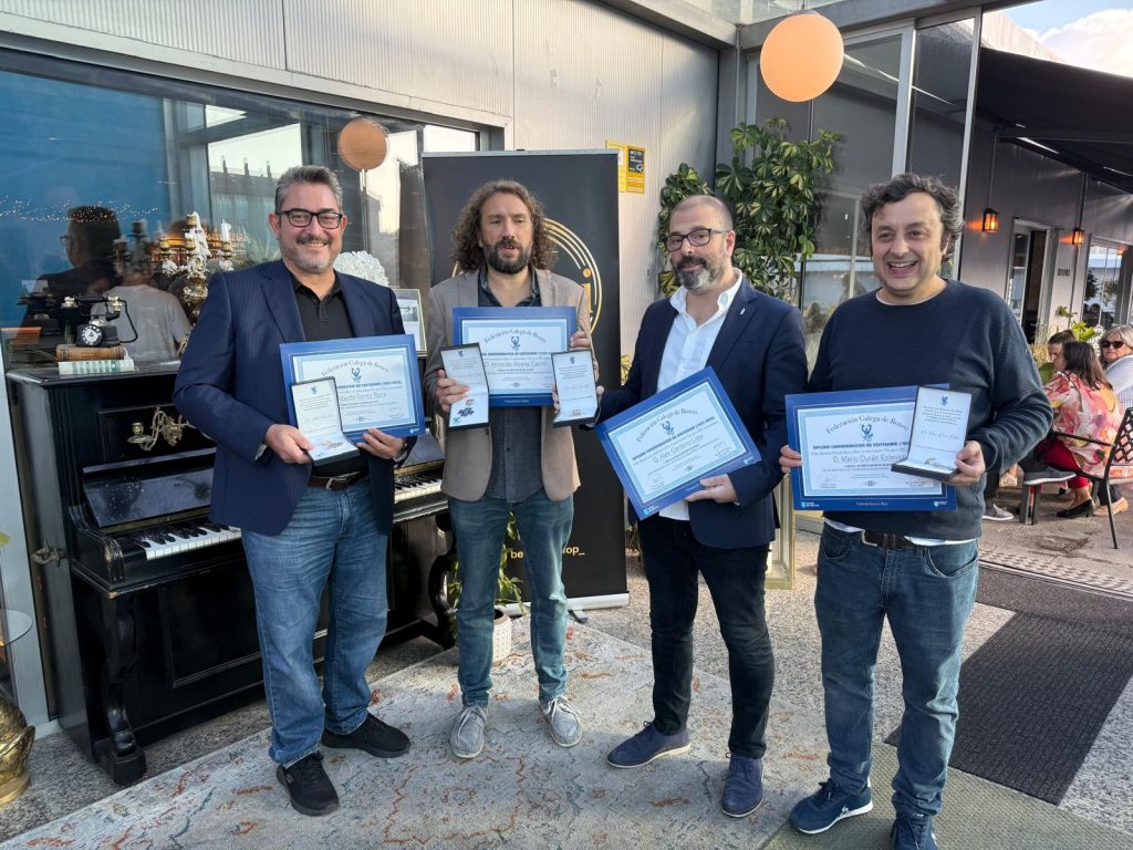 Alberto Torres, Armando &Aacute;lvarez, Alexandre Centeno e Mario Dur&aacute;n posan coas medallas e os diplomas que recibiron