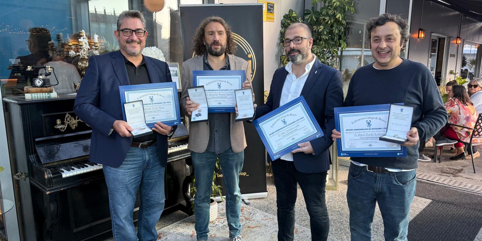 Alberto Torres, Armando Álvarez, Alexandre Centeno e Mario Durán posan coas medallas e os diplomas que recibiron